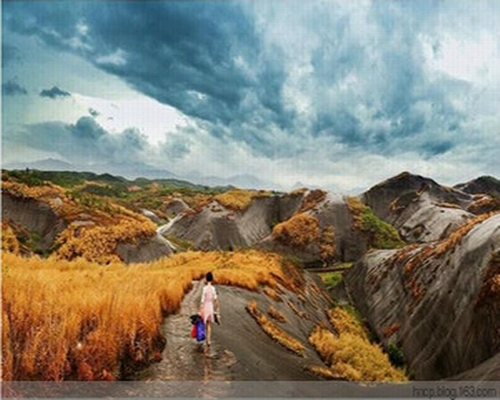 高椅嶺旁的丹霞仙境飛天山